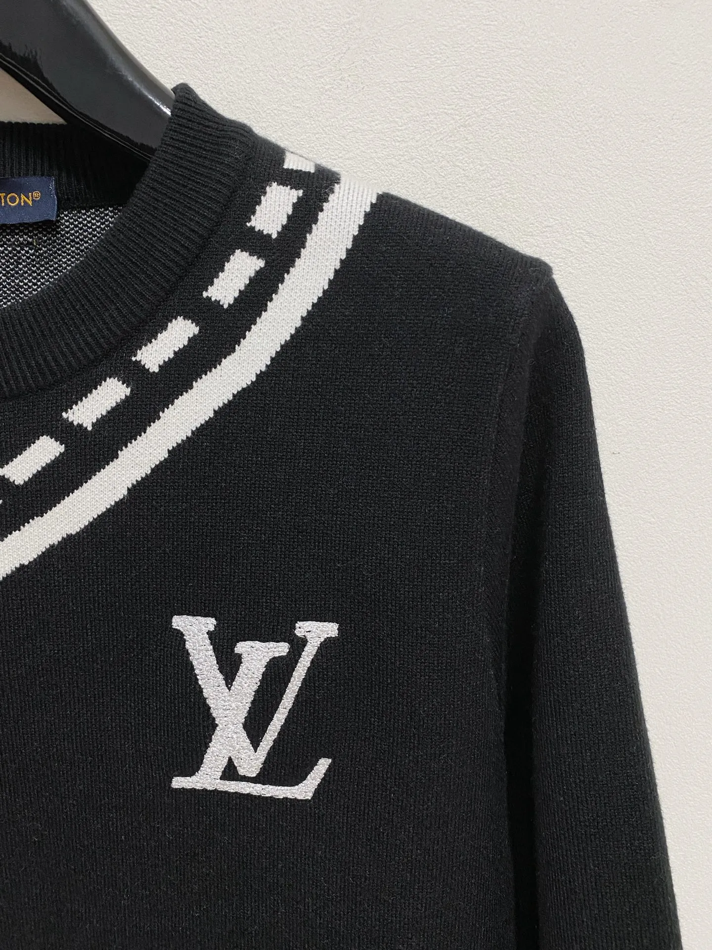 🅿️440 LV V-neck sweater, made of wool blended yarn, has good warmth retention, fluffy and soft, doubles skin care, giving you a lightweight wearing experience. High-quality natural fibers ensure high-quality life. The whole piece adopts solid color single-sided craftsmanship, leaving loose space when fit, solid color plain weave, neat texture, solid color design, durable and high-end. The workmanship is meticulous, fashionable and versatile. The reverse shoulder design is simple and comfortable. At the same time, it uses counter stitching to highlight the quality in the details, making the temperament more low-key, restrained, calm and stylish, and better showing the clean and tidy side of successful men. The collar, cuffs, and hem are made of dense rib weaving, which is tight and elastic, not easy to deform, and highlights the details and texture. Whether worn alone or layered, it can not only give you a warm feeling, but also give you a sophisticated sense of fashion.      Size: M-XXXL